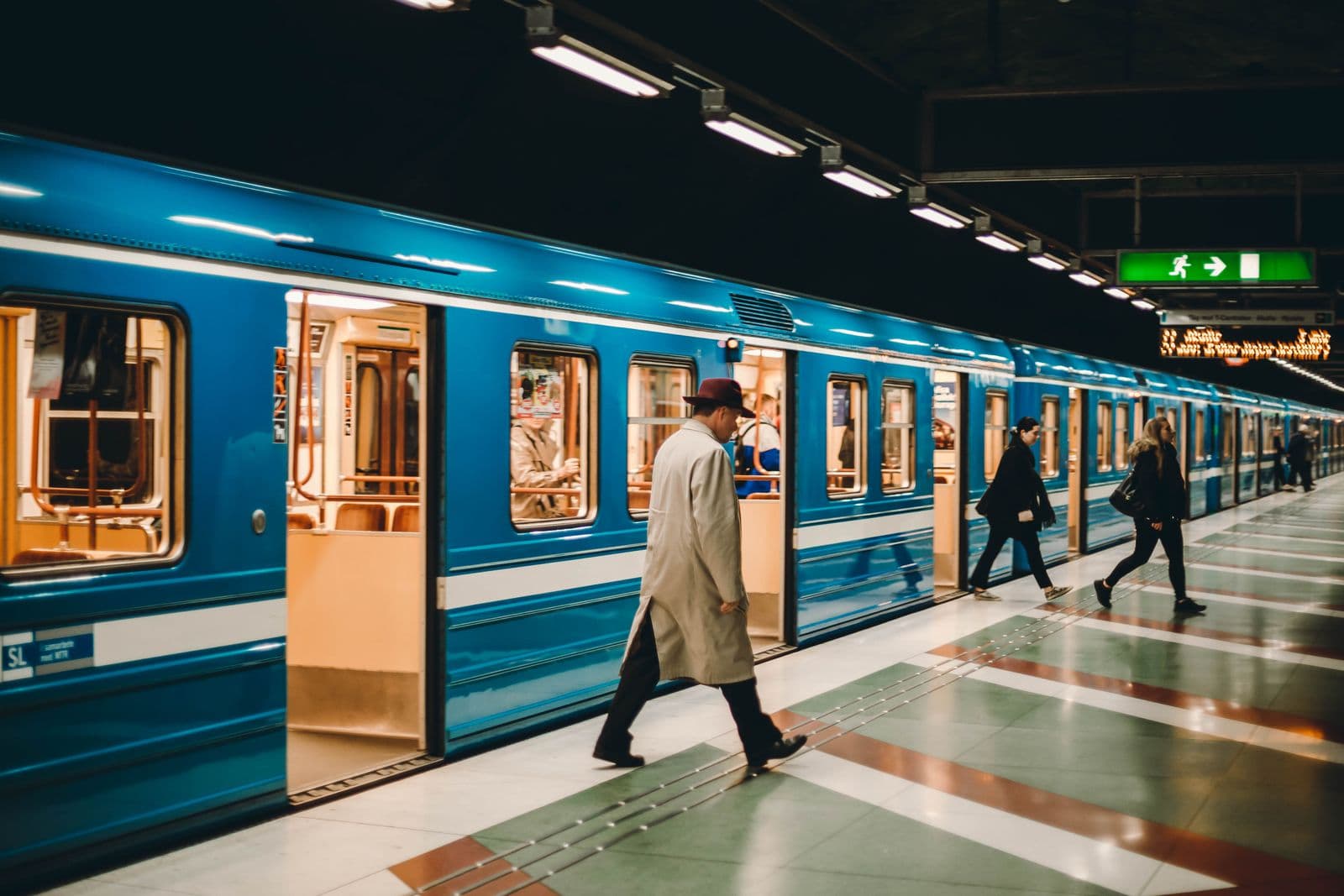 Getting Around Dubai: Metro, Taxis & When to Skip the Rental Car (2026)